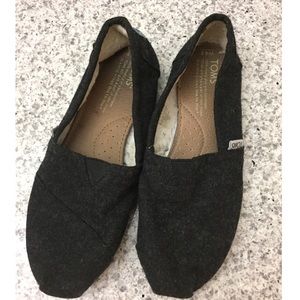 Black fleece lined TOMS